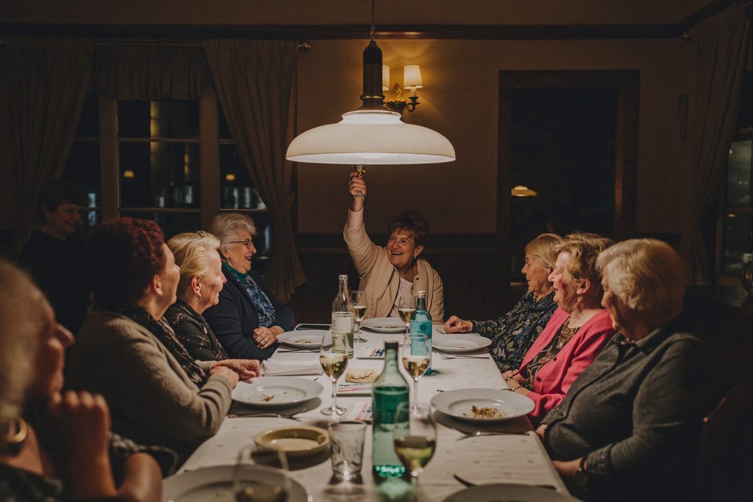 Frauen am langen Tisch beim Abendhöck in einer Beiz